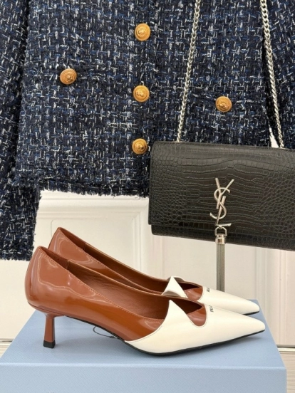 PRADA 2025 SS Catwalk Pointed Toe Kitten Heel Pumps - KFY00310